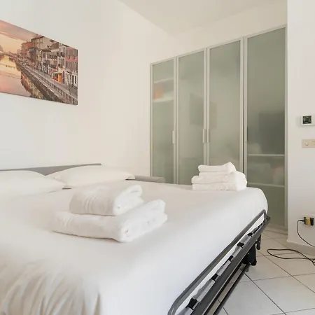 Guesthost - Comfy X2 In Navigli District Apartment